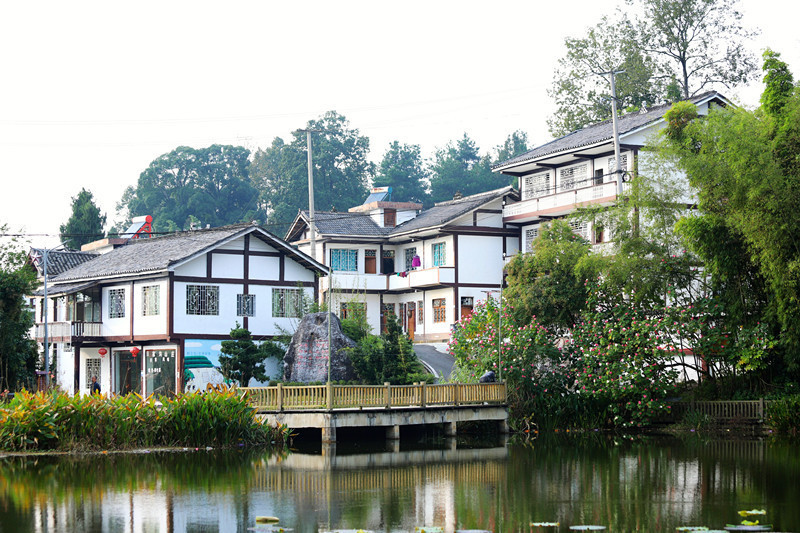 湄潭縣興隆鎮龍鳳村田家溝，藏在青山秀水間的民居。 顧蘭云 攝