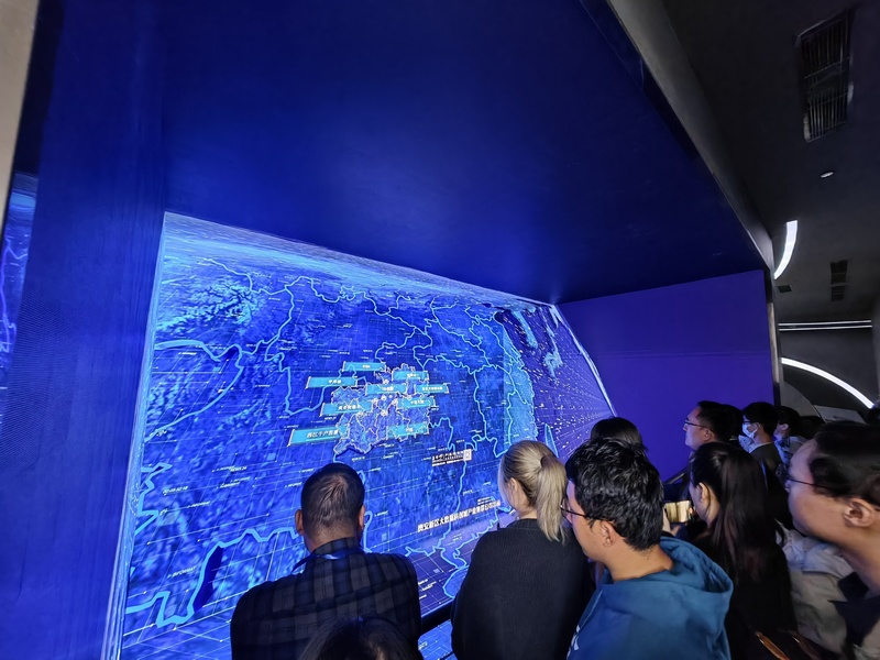 觀眾通過“五面屏”了解貴州。 葛燊 攝