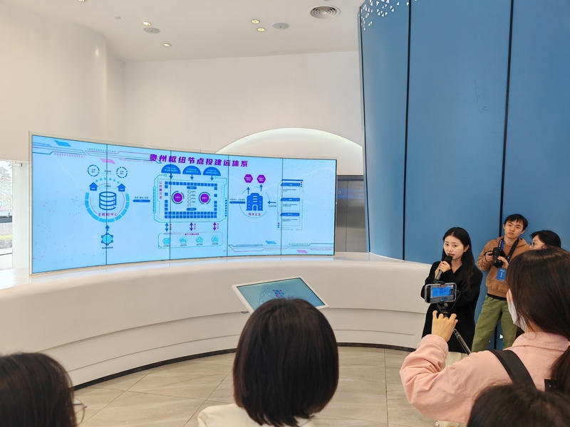 工作人員向觀眾講解貴州樞紐節點投建運體系。 葛燊 攝