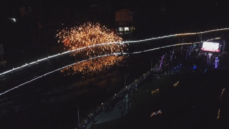 2023年修文縣六屯鎮桃源村“音樂節”鐵花秀表演。