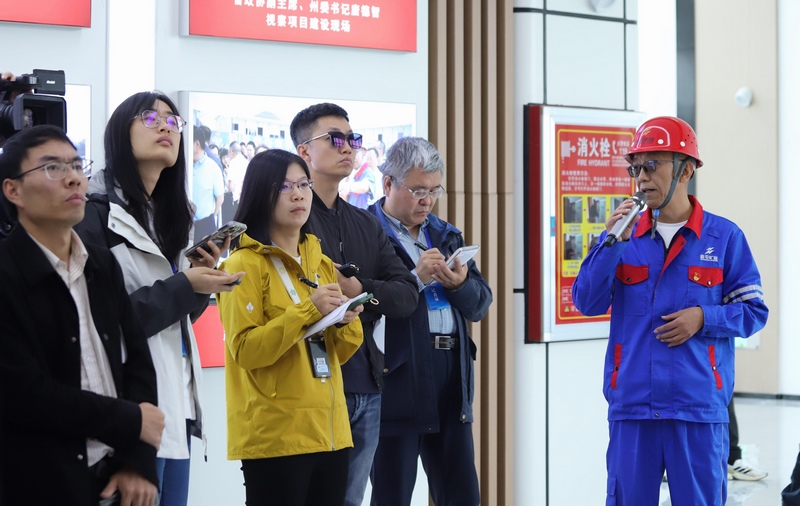 盛屯能源金屬化學(xué)(貴州)有限公司負(fù)責(zé)人向記者介紹公司發(fā)展情況。顧蘭云 攝