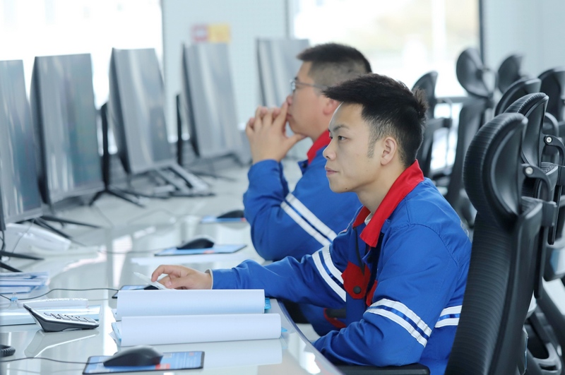 盛屯能源金屬化學(xué)(貴州)有限公司工作人員操作中控系統(tǒng)。顧蘭云 攝