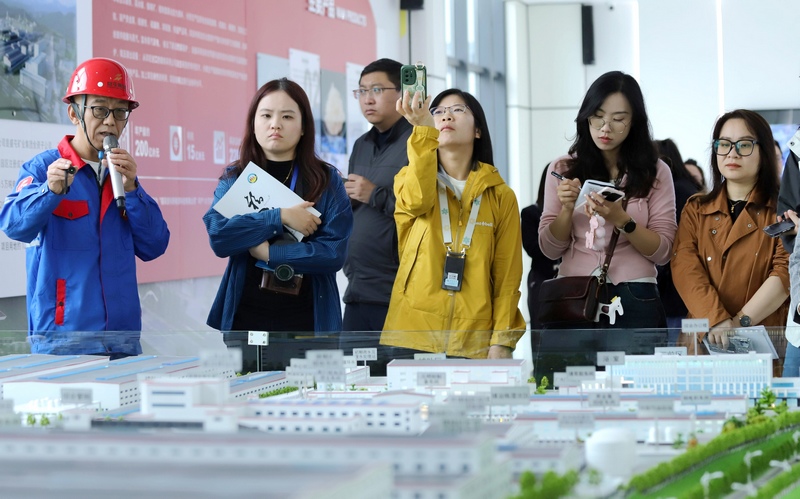 盛屯能源金屬化學（貴州）有限公司負責人向記者介紹公司發展情況。顧蘭云 攝