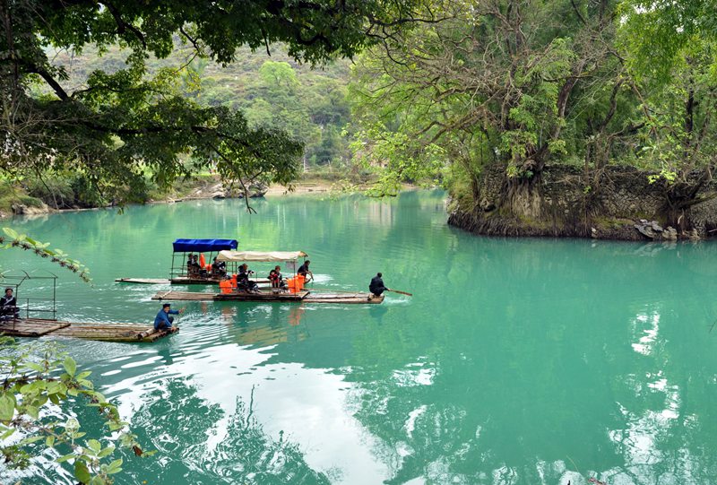 游客乘坐竹筏體驗自然風光。資料圖片