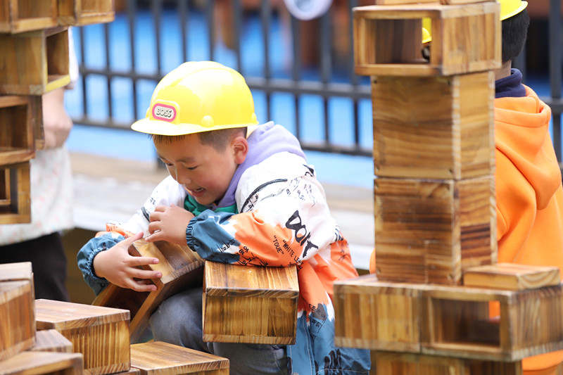 高質(zhì)量發(fā)展調(diào)研行｜ 寫好“后半篇文章”讓易地搬遷兒童快樂成長【9】