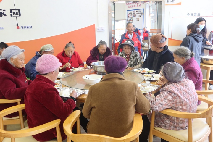 老人們正在吃免費(fèi)的愛心午餐。楊锏攝