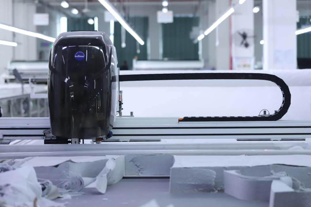  圖為自動化機器裁剪布匹。