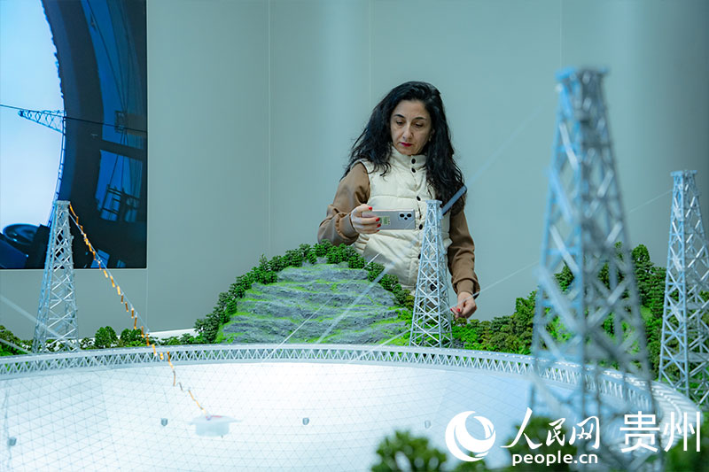 外媒記者拍照記錄“中國天眼”模型。人民網 陽茜攝