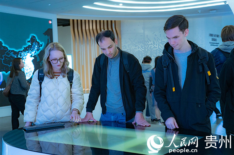 外媒記者體驗貴州大數(shù)據(jù)應用場景。人民網(wǎng) 陽茜攝