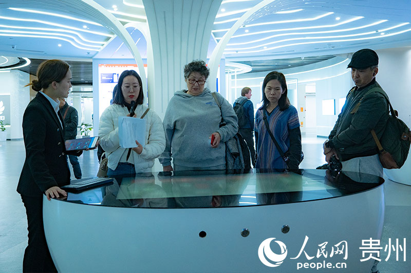 外媒記者聽取貴州大數據應用場景介紹。人民網 陽茜攝
