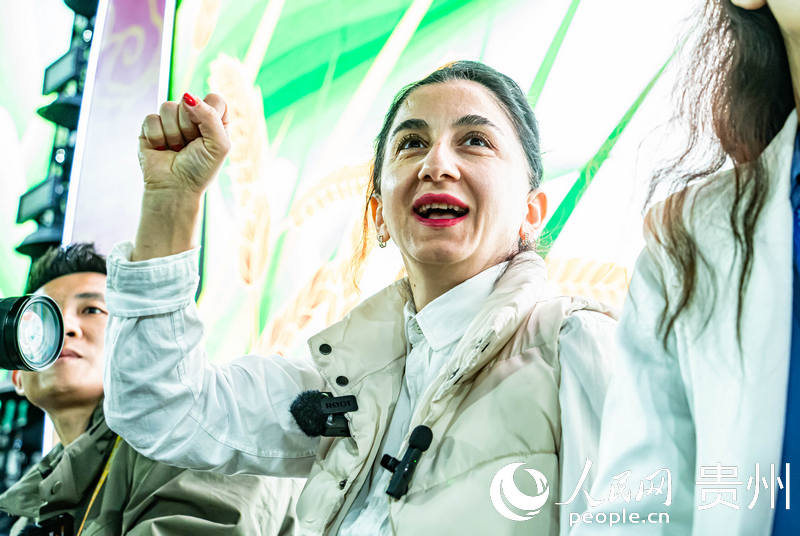 外媒記者在現場吶喊助威。人民網 陽茜攝