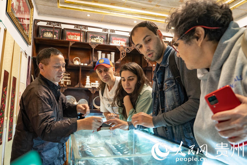 歐亞國(guó)家記者與吳水根進(jìn)行交流。人民網(wǎng) 陽(yáng)茜攝