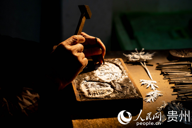 制作銀飾。人民網(wǎng) 陽(yáng)茜攝