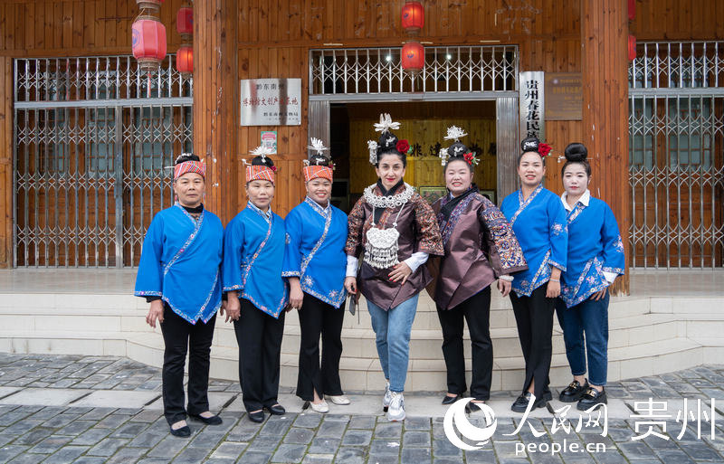 歐亞國(guó)家記者在春花非遺博物館前拍照留念。人民網(wǎng) 陽(yáng)茜攝