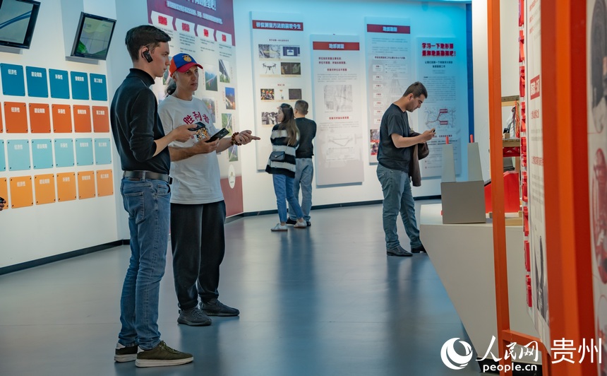 了解貴州橋梁建設(shè)情況。人民網(wǎng) 陽(yáng)茜攝