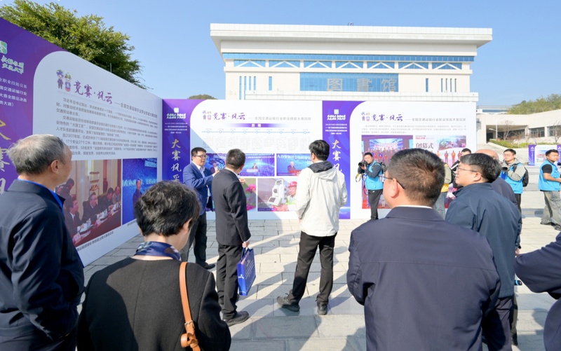 3 與會嘉賓參觀相關展覽。圖片由大賽組委會提供.jpg