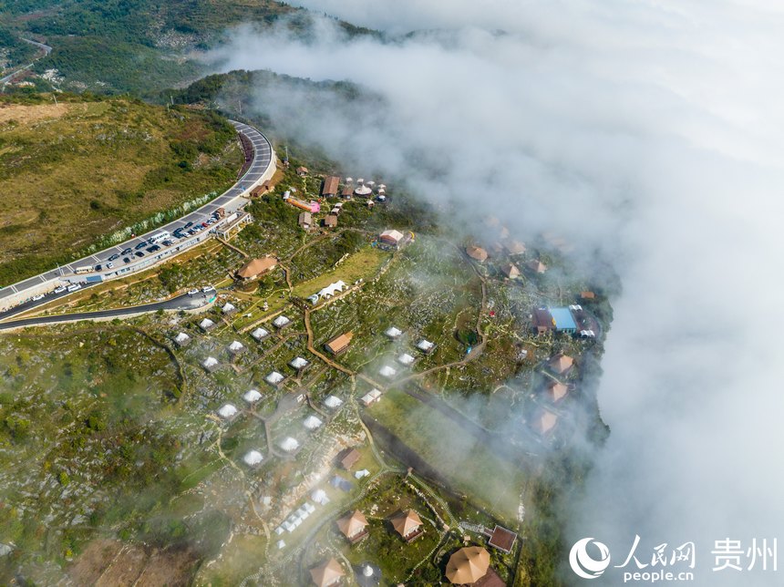 航拍化屋村云海景觀。人民網 陽茜攝