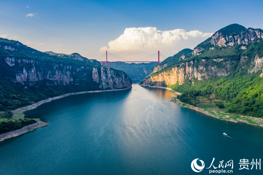 烏江上的鴨池河大橋。人民網(wǎng) 涂敏 攝