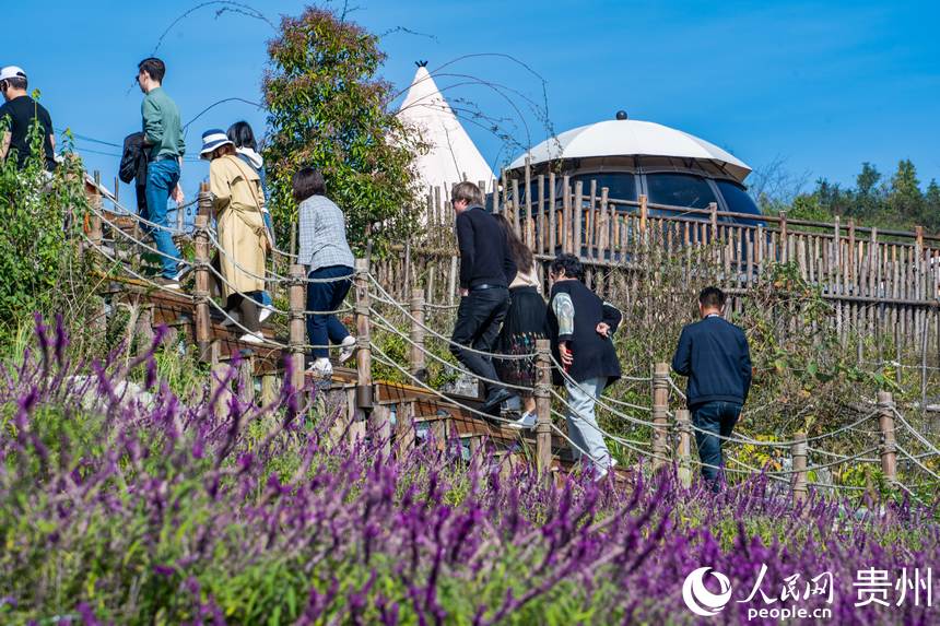 游客穿梭于營地中參觀打卡。人民網(wǎng) 陽茜攝