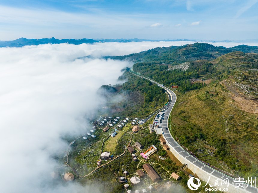 云霧繚繞的化屋村。人民網 陽茜攝