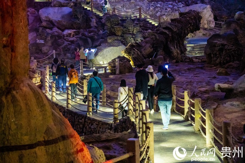 “歐亞國家媒體看貴州”一行走進織金洞。人民網(wǎng) 陽茜攝.jpg