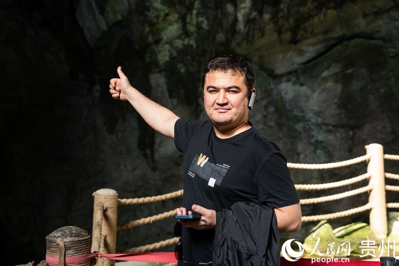 媒體團成員為織金洞內(nèi)景觀點贊。人民網(wǎng) 陽茜攝.jpg