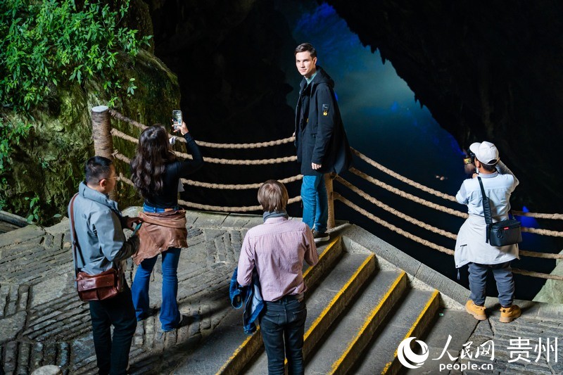 外媒記者紛紛拿出手機拍照打卡。人民網(wǎng) 陽茜攝.jpg