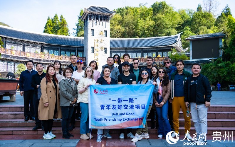 外媒記者在織金洞景區(qū)內(nèi)合影留戀。人民網(wǎng) 陽茜攝.jpg