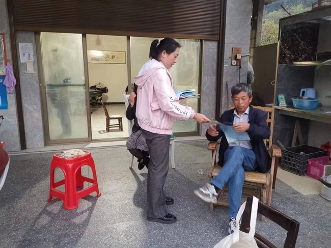 工作人員發放森林防火宣傳資料。