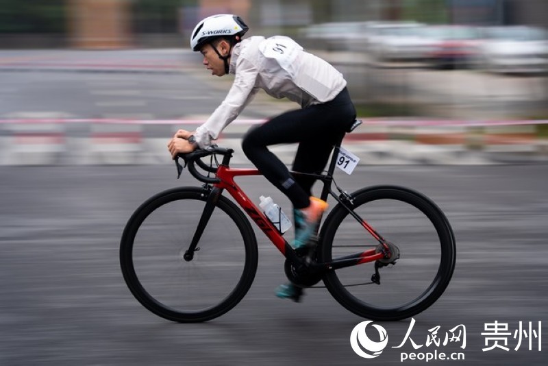 2023第七屆“多彩貴州”自行車聯賽總決賽男子公路精英組比賽現場。人民網記者 涂敏 攝