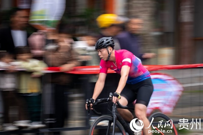2023第七屆“多彩貴州”自行車(chē)聯(lián)賽總決賽男子公路精英組比賽現(xiàn)場(chǎng)。人民網(wǎng)記者 涂敏 攝