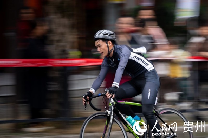 2023第七屆“多彩貴州”自行車(chē)聯(lián)賽總決賽男子公路精英組比賽現(xiàn)場(chǎng)。人民網(wǎng)記者 涂敏 攝