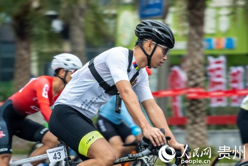 2023第七屆“多彩貴州”自行車聯賽總決賽男子公路精英組比賽現場。人民網記者 涂敏 攝