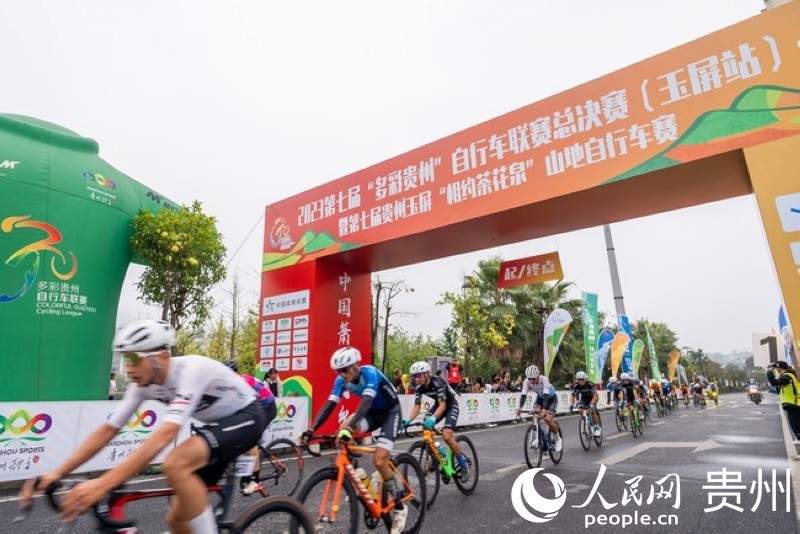 2023第七屆“多彩貴州”自行車聯(lián)賽總決賽男子公路精英組比賽現(xiàn)場。人民網(wǎng)記者 涂敏 攝