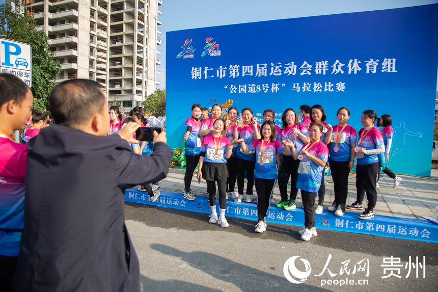 比賽結束選手合影留念。張宇攝