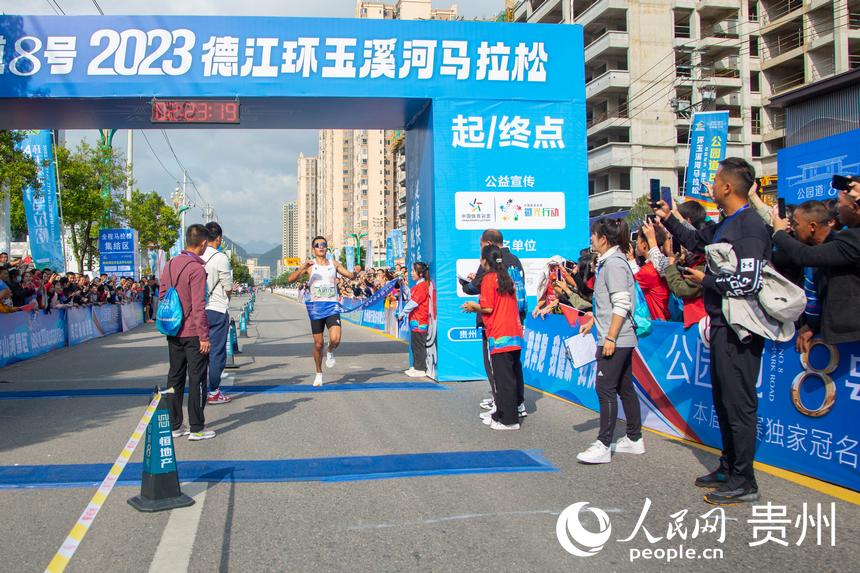 男子全程馬拉松第一名沖線。張宇攝