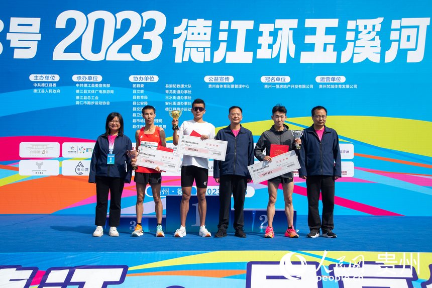 全程馬拉松男子組頒獎儀式。張宇攝