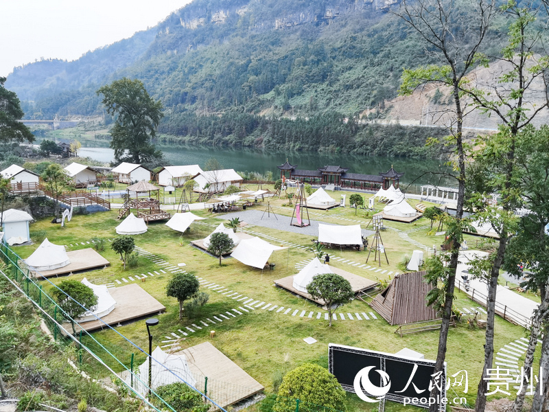 俯瞰九龍村星空露營(yíng)基地。人民網(wǎng) 王秀芳攝