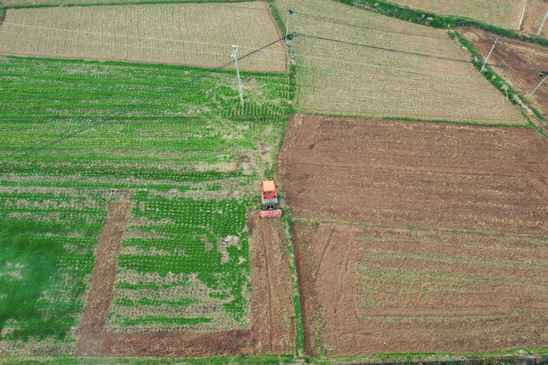 航拍農機翻地秋種忙。