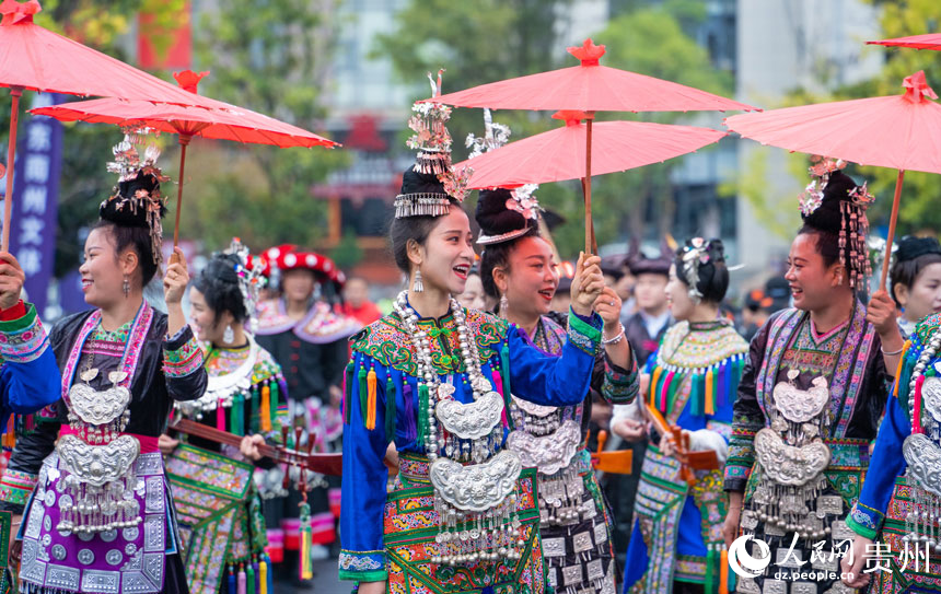 現場少數民族表演精彩紛呈。人民網 陽茜攝