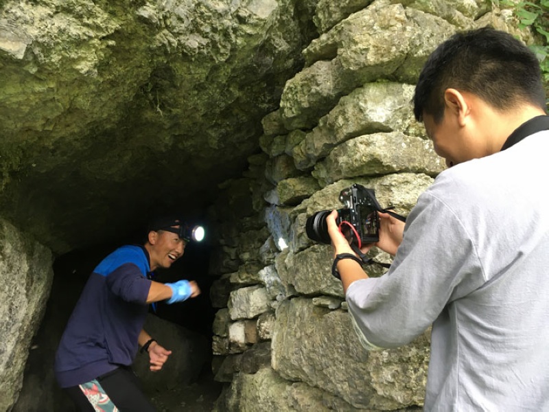 劉杰正在拍攝短視頻。古村28渡供圖