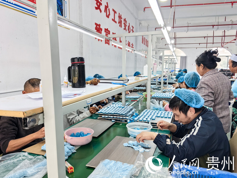 西秀區蔡官鎮易地扶貧搬遷安置點—春暉小區“安心工坊”。人民網 王秀芳攝