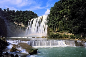 黃果樹風景名勝區分布著雄、奇、險、秀風格各異的大小18個瀑布。