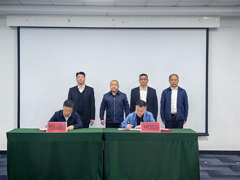 1 圖為在邱仙來政協委員工作室的大力引薦下,廣州中科醫療美容儀器有限公司與普定縣人民政府簽訂智薈生物醫藥產業園項目投資合同。.jpg