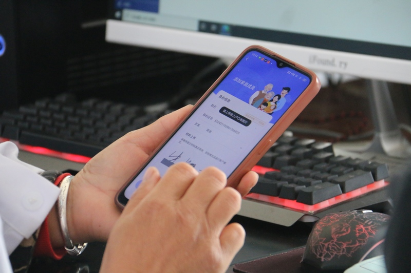 村醫為村民的電子醫保添加家庭成員。