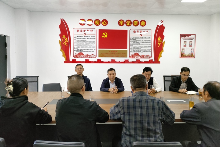 圖為在南湖街道惠民社區(qū)調(diào)研。