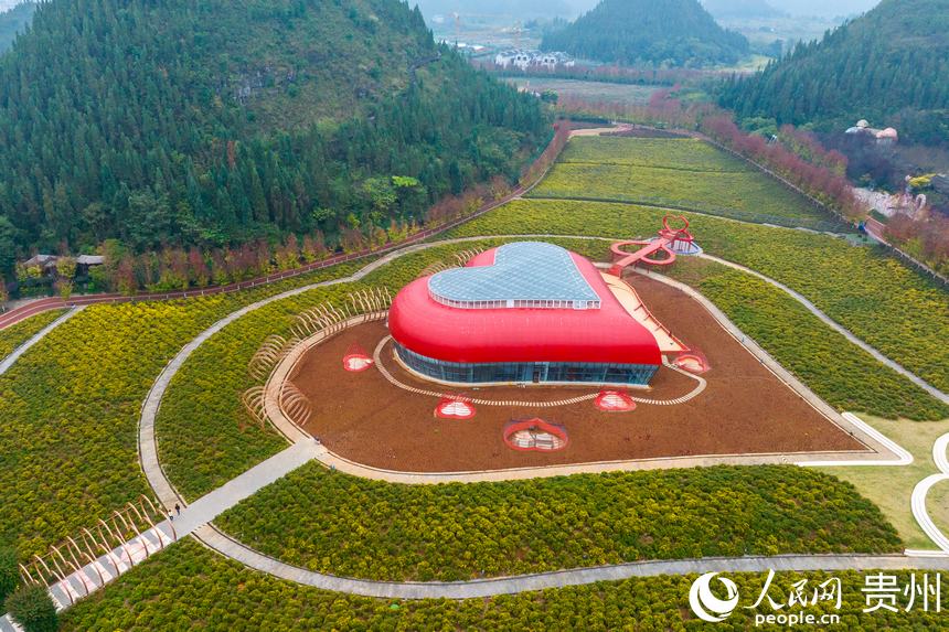 航拍貴州省黔西南州興義市陽光谷旅游度假區。人民網記者 涂敏攝