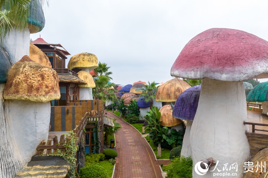 航拍景區內的主題酒店。人民網記者 涂敏攝