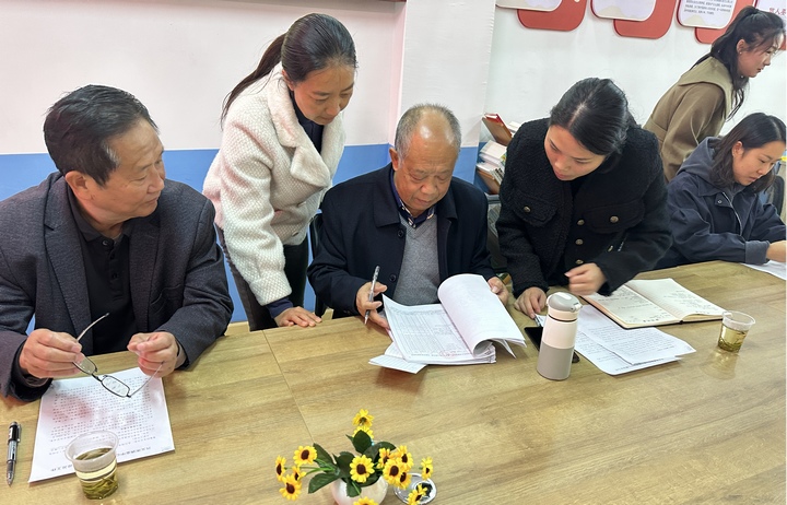 圖為查閱資料現(xiàn)場(chǎng)。