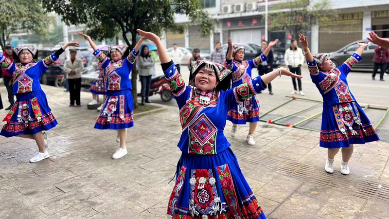 修文縣六桶鎮(zhèn)少數民族群眾們身穿傳統(tǒng)服裝載歌載舞 修文縣六桶鎮(zhèn)劉甜 攝.jpg